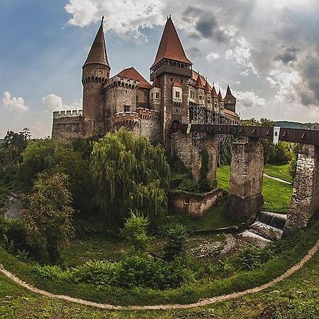 Affordable Apartment Close To The Castle Хунедоара Экстерьер фото